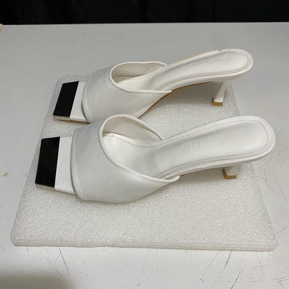 Diaoyilu white and silver side in sandals size 7.5